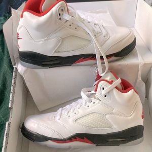 Air Jordan Retros// only worn once// fits women size 7 and 6 Y